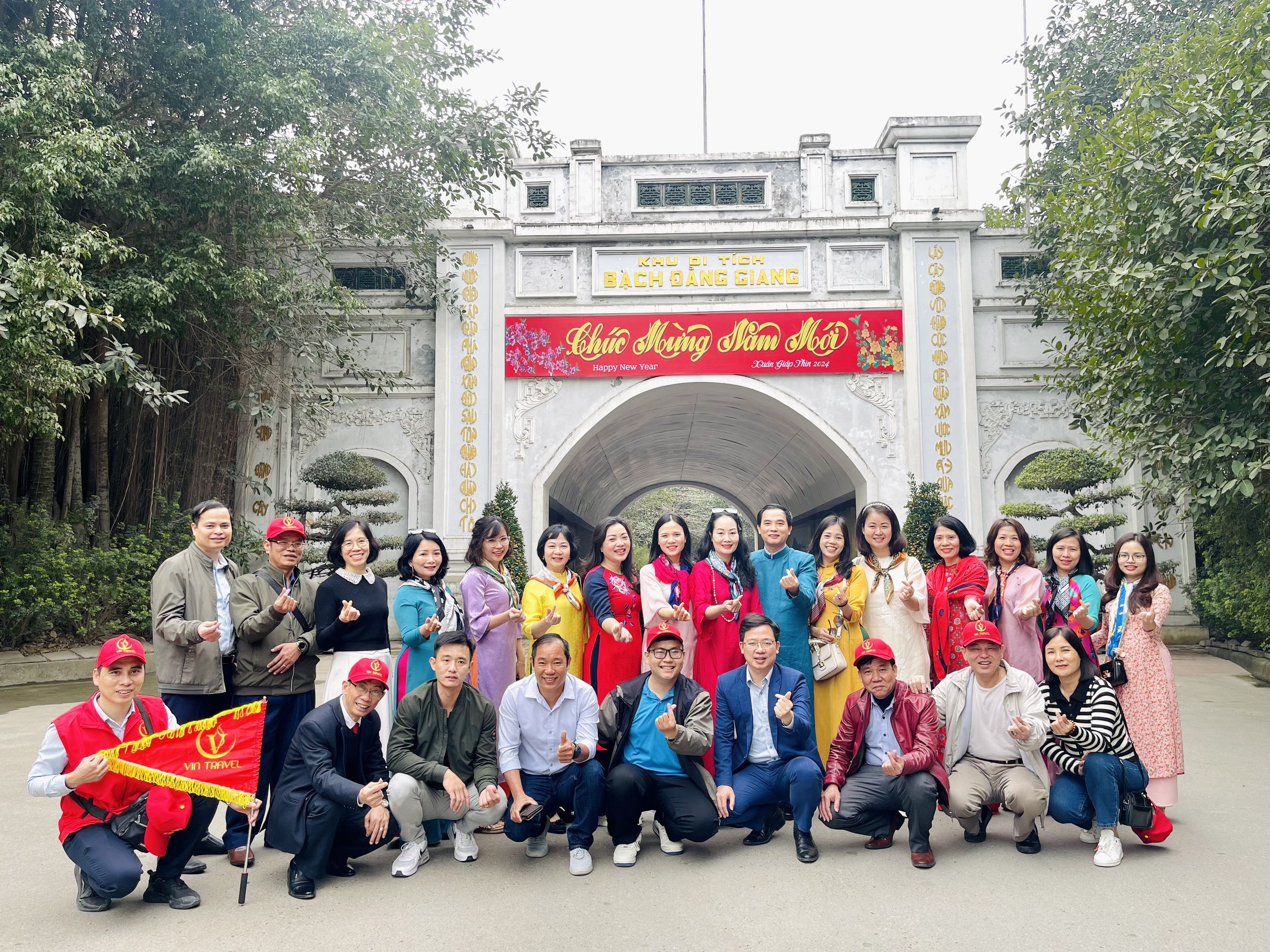 Sinh hoạt Đảng bộ ngoại khóa kết hợp du xuân đầu năm của trường THPT chuyên Nguyễn Trãi
